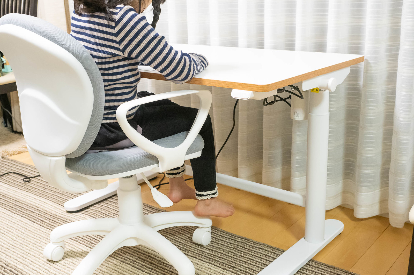 子どもの勉強机に！電動昇降機能付きデスクFLEXISPOT SD1という選択肢