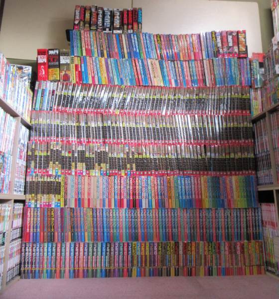 全巻でも足りない？ 「ゴルゴ13」500冊超を所有するコレクター現る