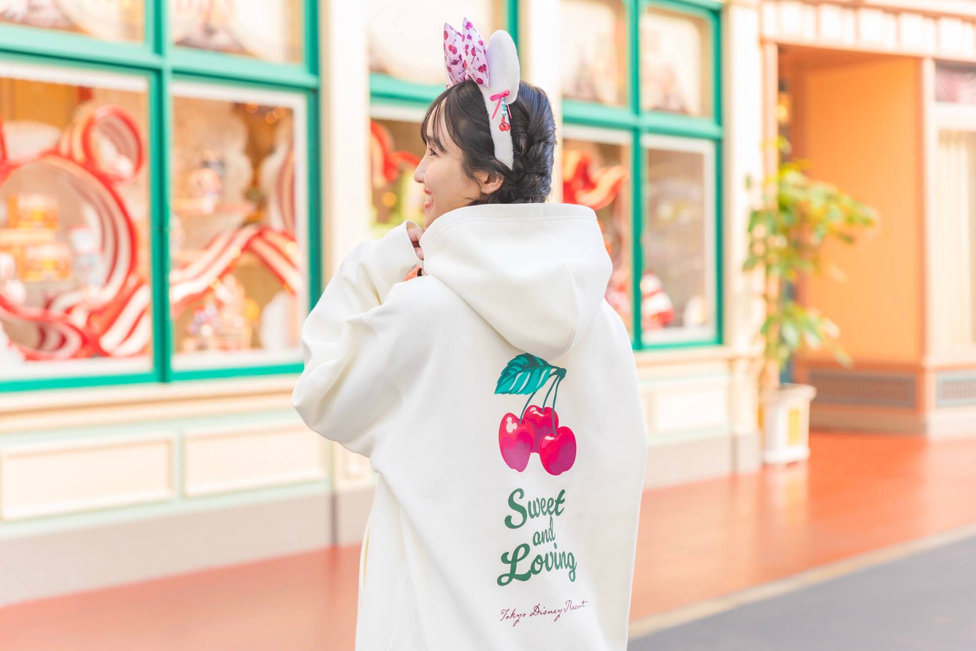 さくらんぼ柄パーカーにさりげなくミニーをトッピング 東京ディズニー