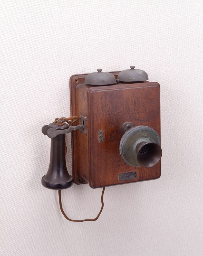 2号共電式壁掛け電話機 | ToMuCo - Tokyo Museum Collection
