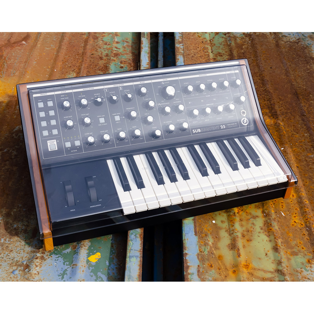 Moog Subsequent 25 デッキセイバーのカバー付き Moog Subsequent 25