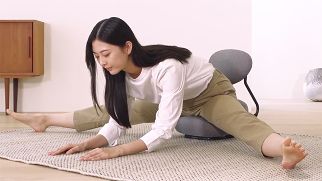ストレッチの習慣化に！ 美姿勢をサポートする開脚チェア「Re STReTCH