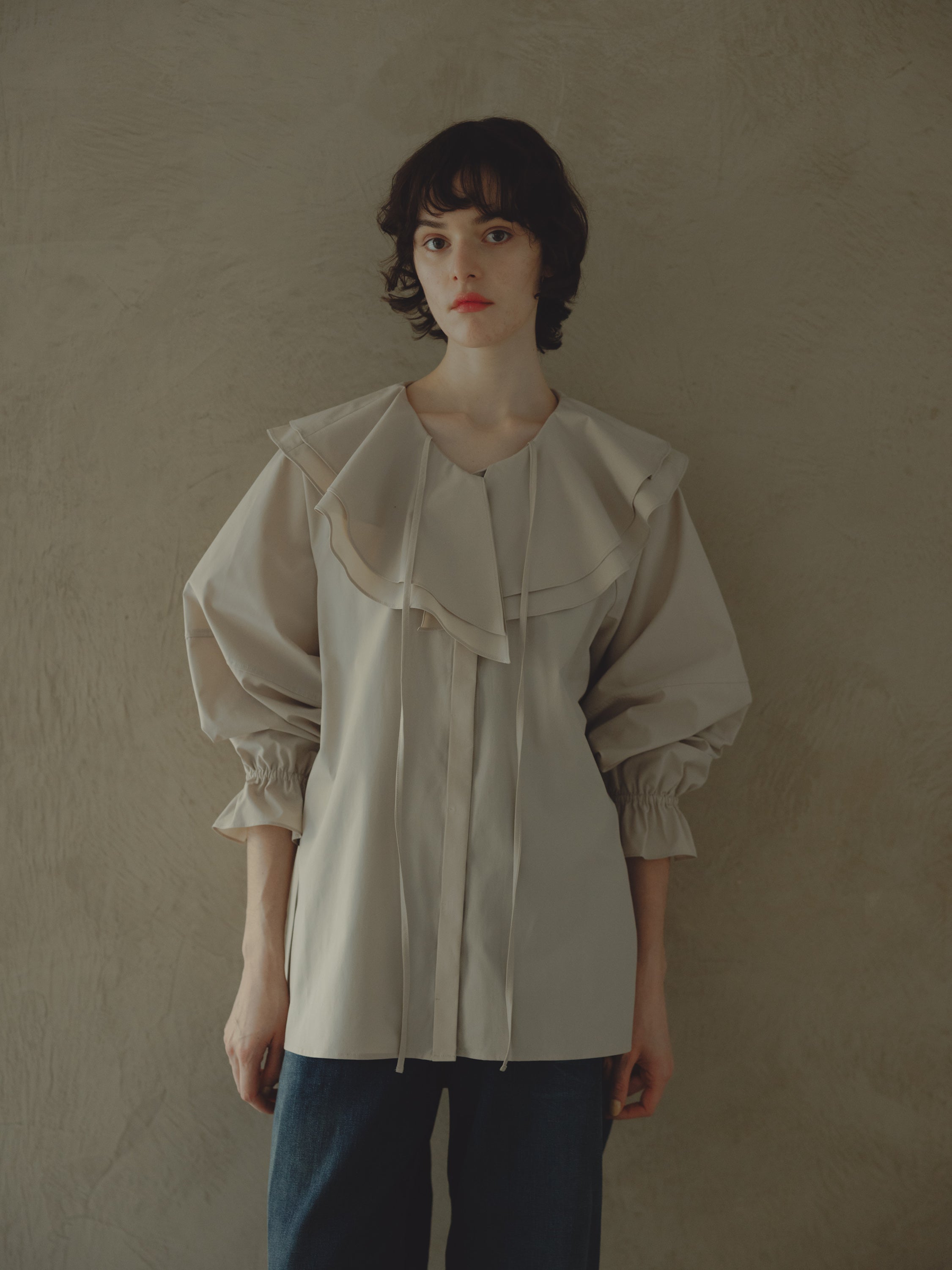 BIG COLLAR FRILL BLOUSE/BEIGE – MYNE