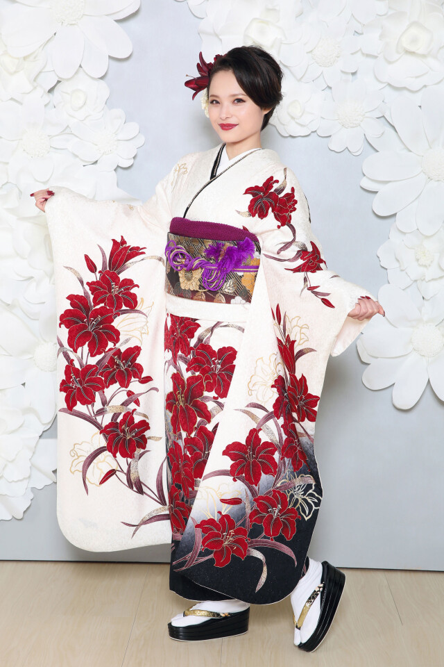 和とりえ 滋賀 安曇川の振袖 /白色/黒色/グラマラス/花柄/ J-ジュエル