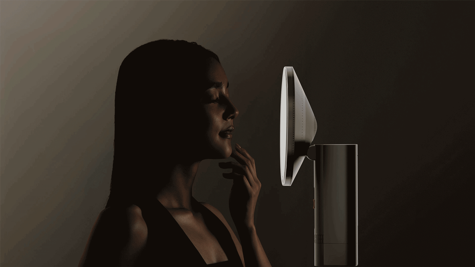 MYTREX】新発想！鏡面から光を肌にくまなく照射するミラー型光美容器