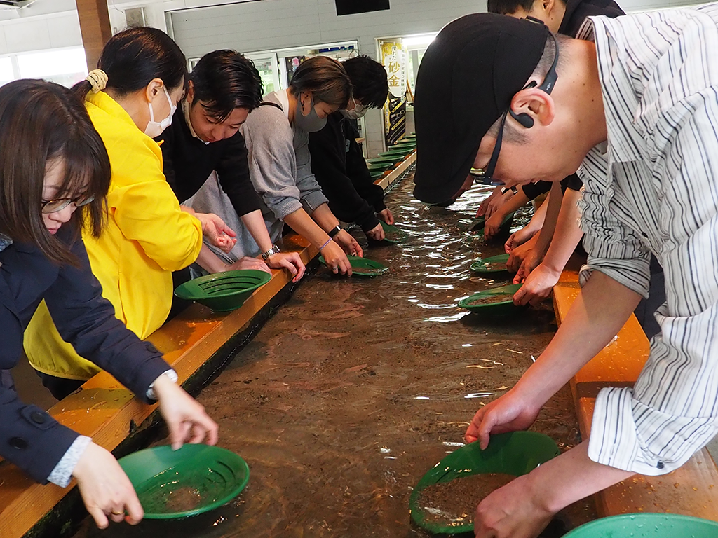 第49回 佐渡島最古の金の産地で砂金とり体験 - 新潟文化物語