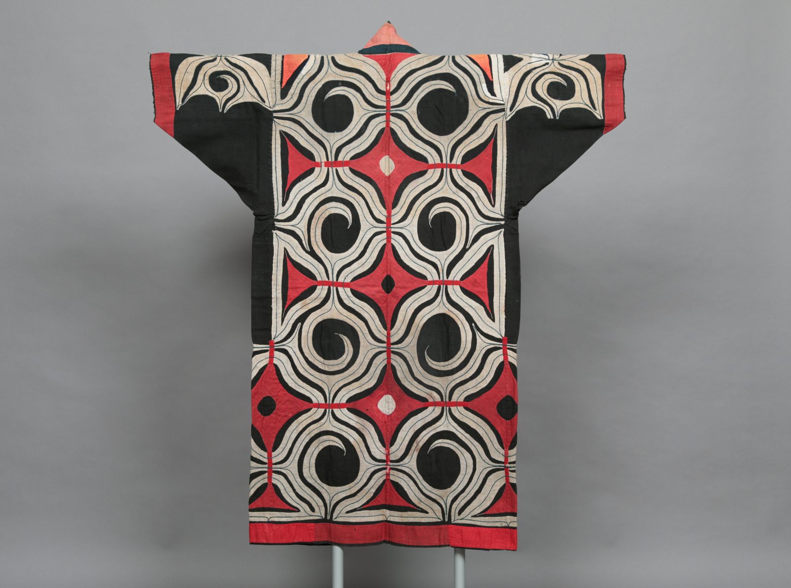 第1回テーマ展示「収蔵資料展 イコㇿ ―― 資料にみる素材と技