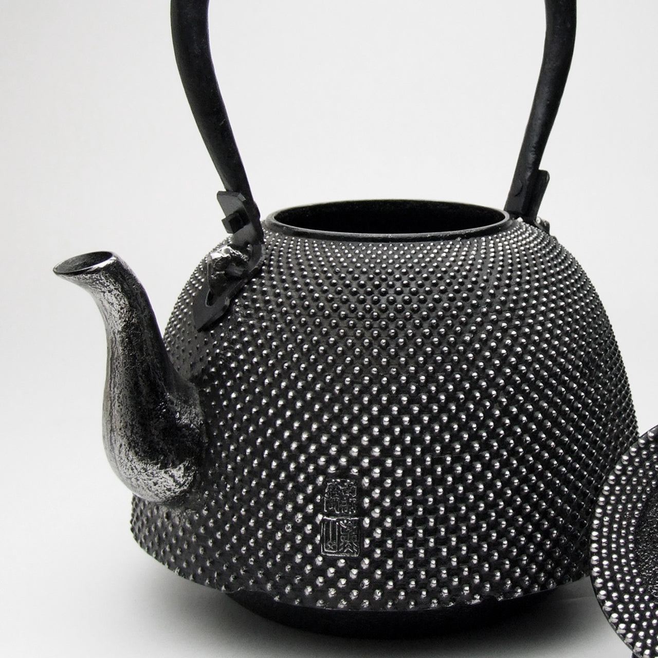 南部鉄瓶｜南部型 霰 2.0L – 有限会社薫山工房