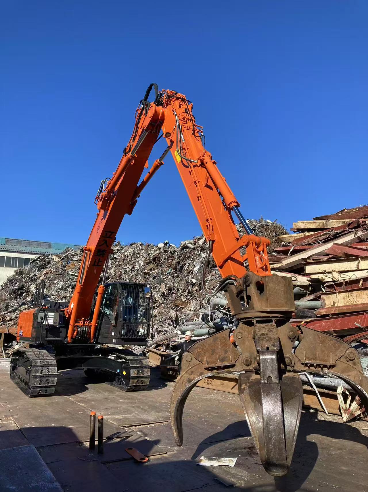 船橋ヤードに日立建機製油圧ショベル導入 – 株式会社ナンセイスチール