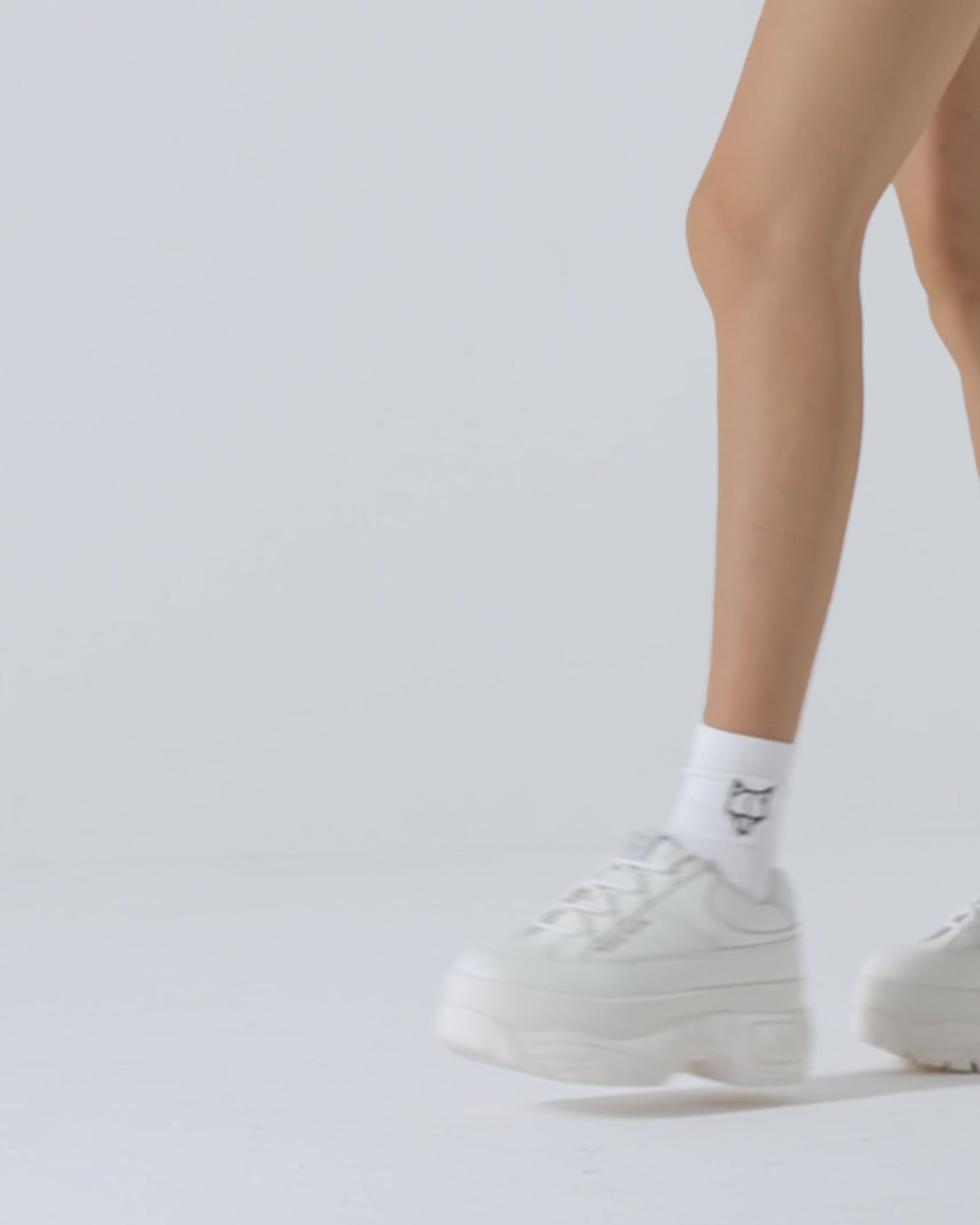 スポーティなホワイトレザー