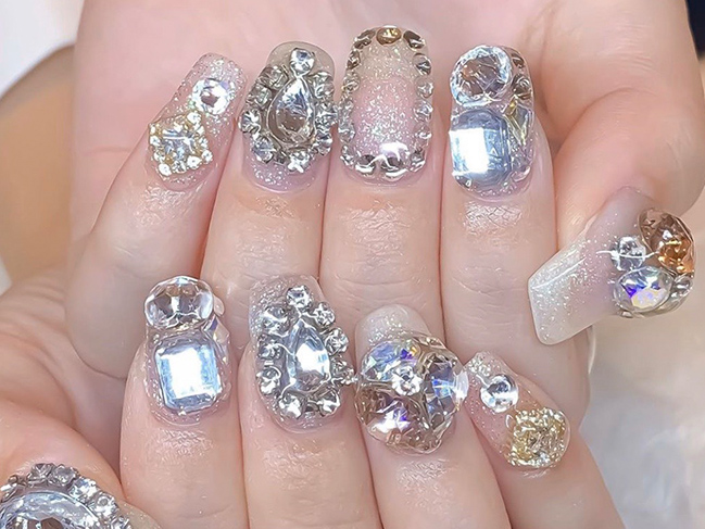 キラキラ贅沢スワロネイル | ネイルサロンmoca (モカ) ｜大阪