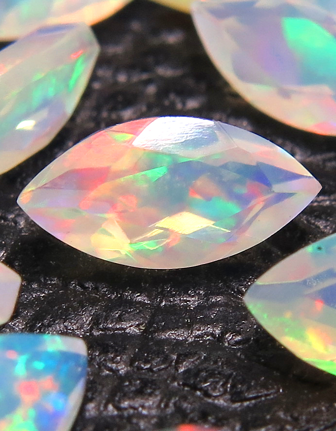 エチオピアンオパール（エチオピア・ウェロ州産）天然石ルース