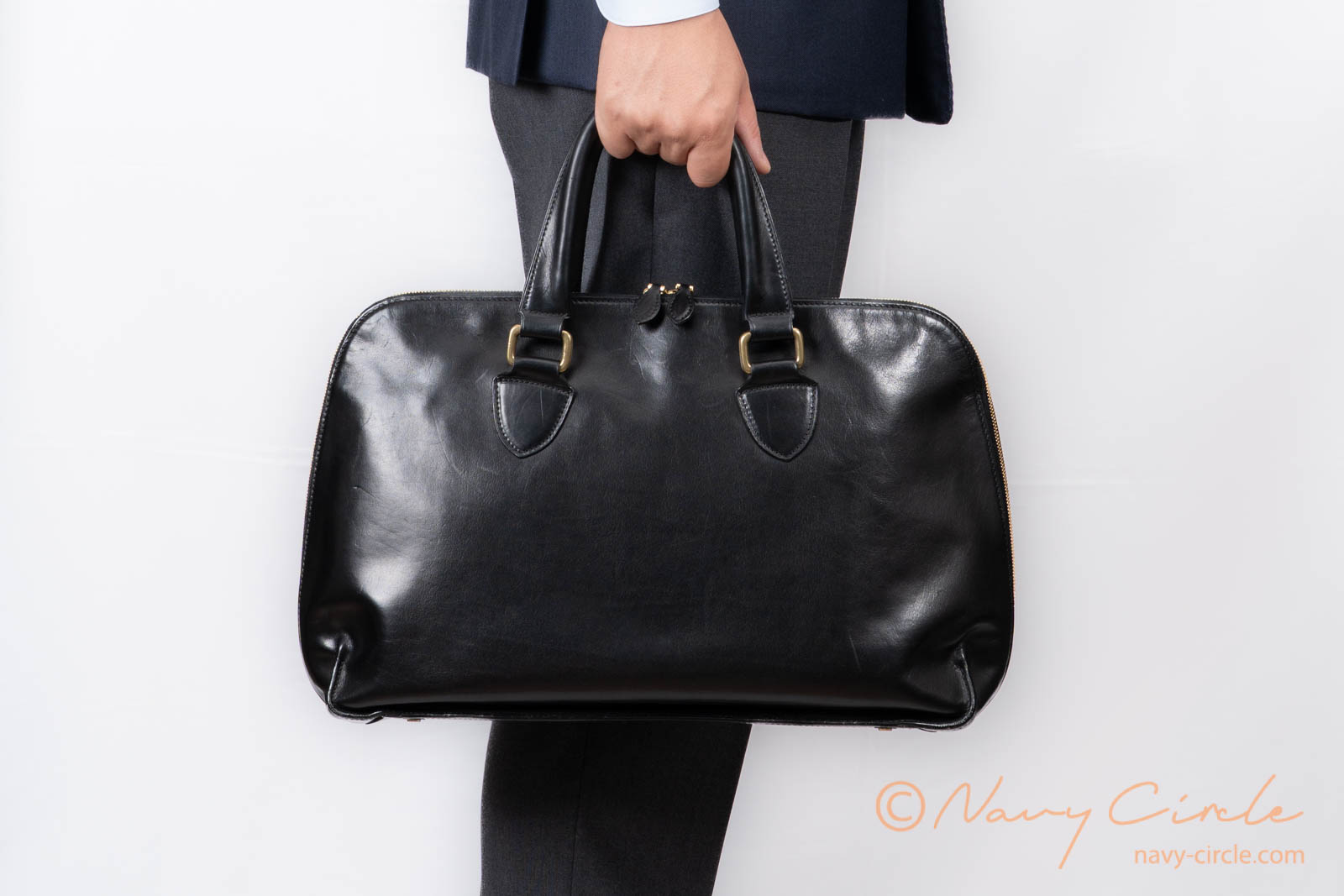 Guidiのオイルドカーフ使用。GANZOのGUD丸胴ブリーフケース | Navy Circle