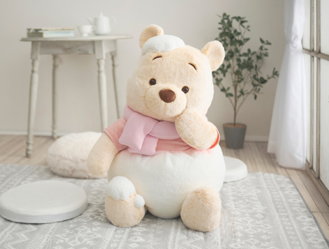 ディズニーストア「WHITE POOH」発売！ マフラー姿の“スーパービッグ
