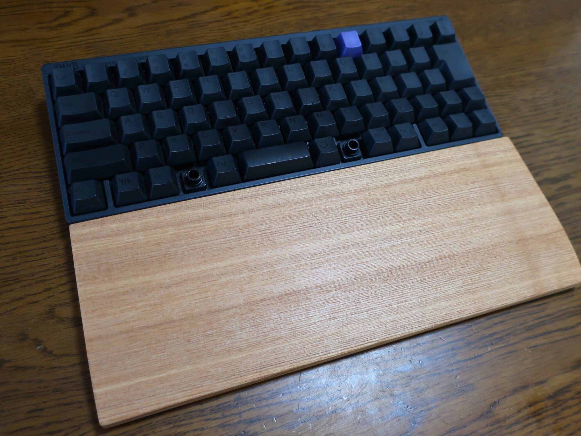 名案】キーボードルーフとパームレストを一緒にすれば荷物も一個に