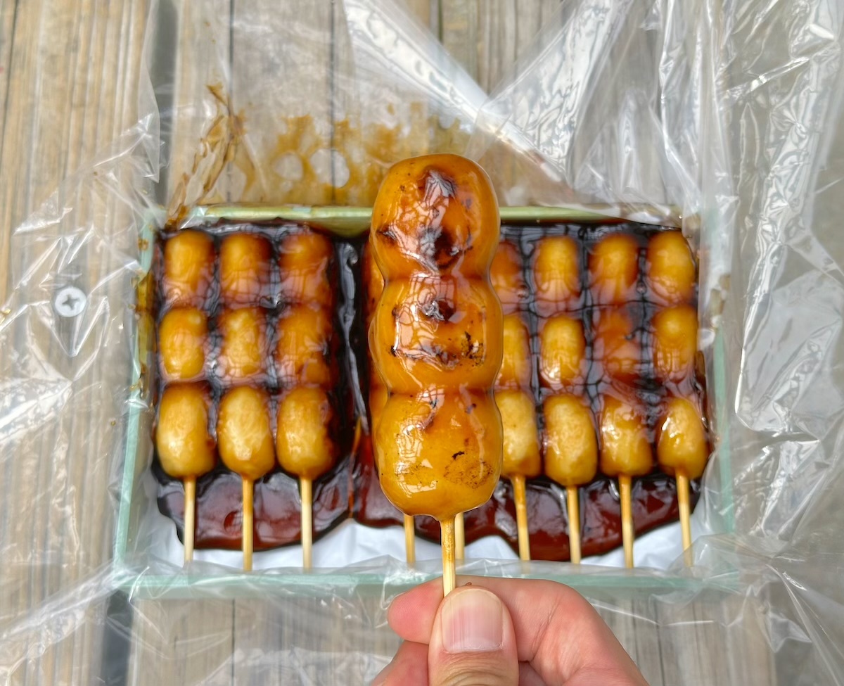 SNSで話題の『みたらし団子』は一本90円でコスパも最強！（きょん