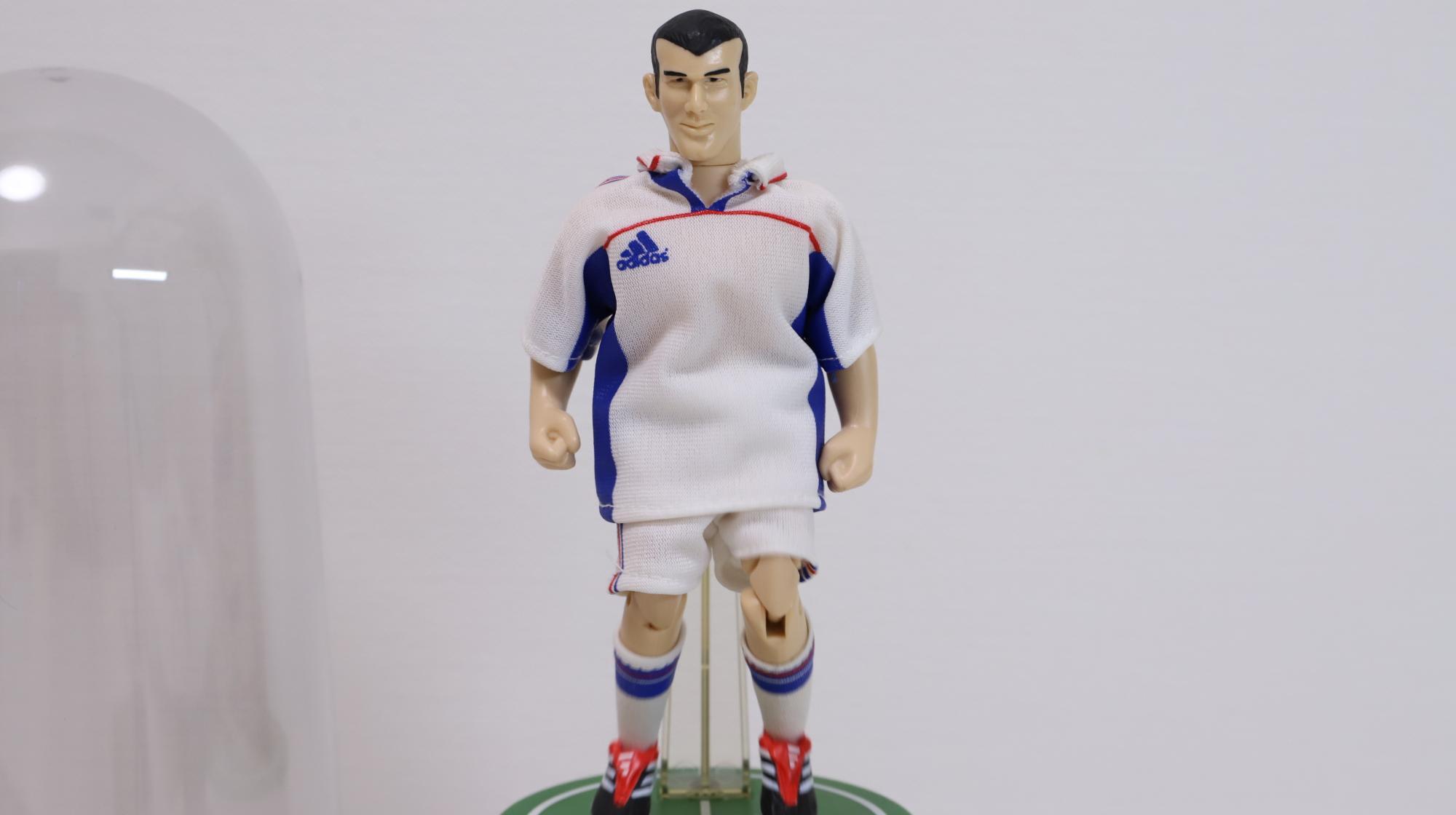 20年前のジダンが蘇る！カップヌードルの上でジダンが地団駄してい