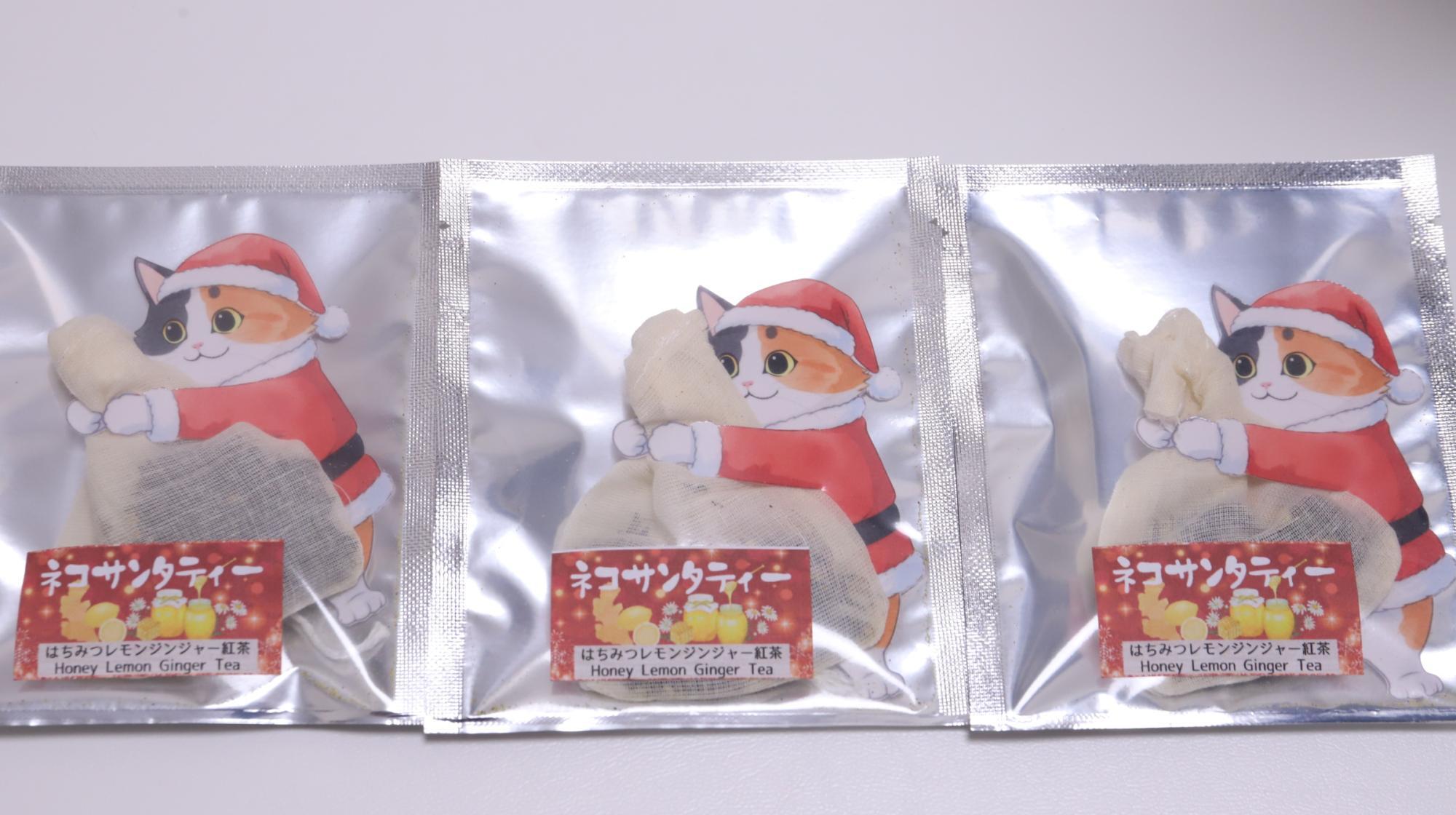 クリスマス】可愛いネコのサンタがお茶をいれるお手伝い。ネコサンタ