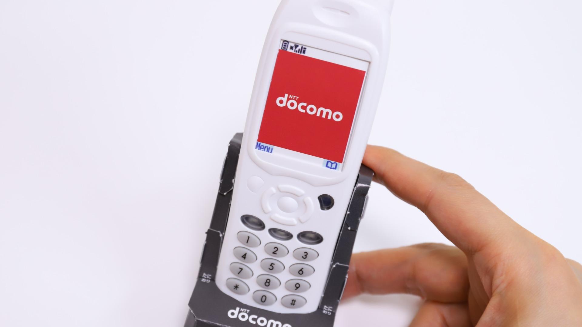 NTTドコモF503i」が蘇る！子供よりも大人が欲しくなる小学8年生の雑誌