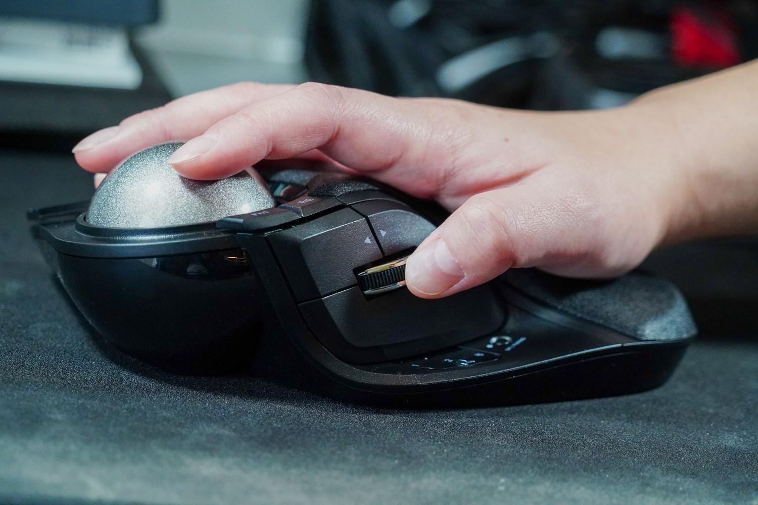 レビュー】エレコム、8年ぶりの大型トラックボールマウス「HUGE PLUS