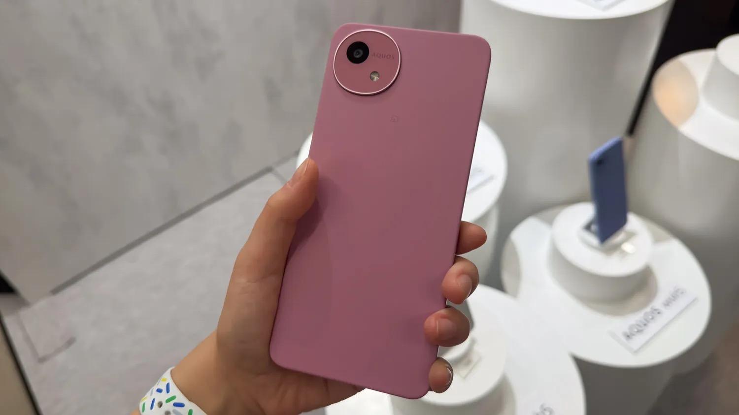 シャープの新スマホ ｢AQUOS wish5｣ 実機を体験。高圧洗浄にも耐え