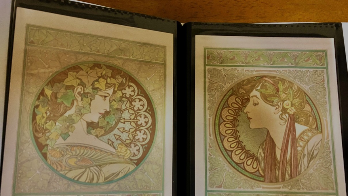 ポストカードがまるで図録の1ページに！？セリアの「ポストカード