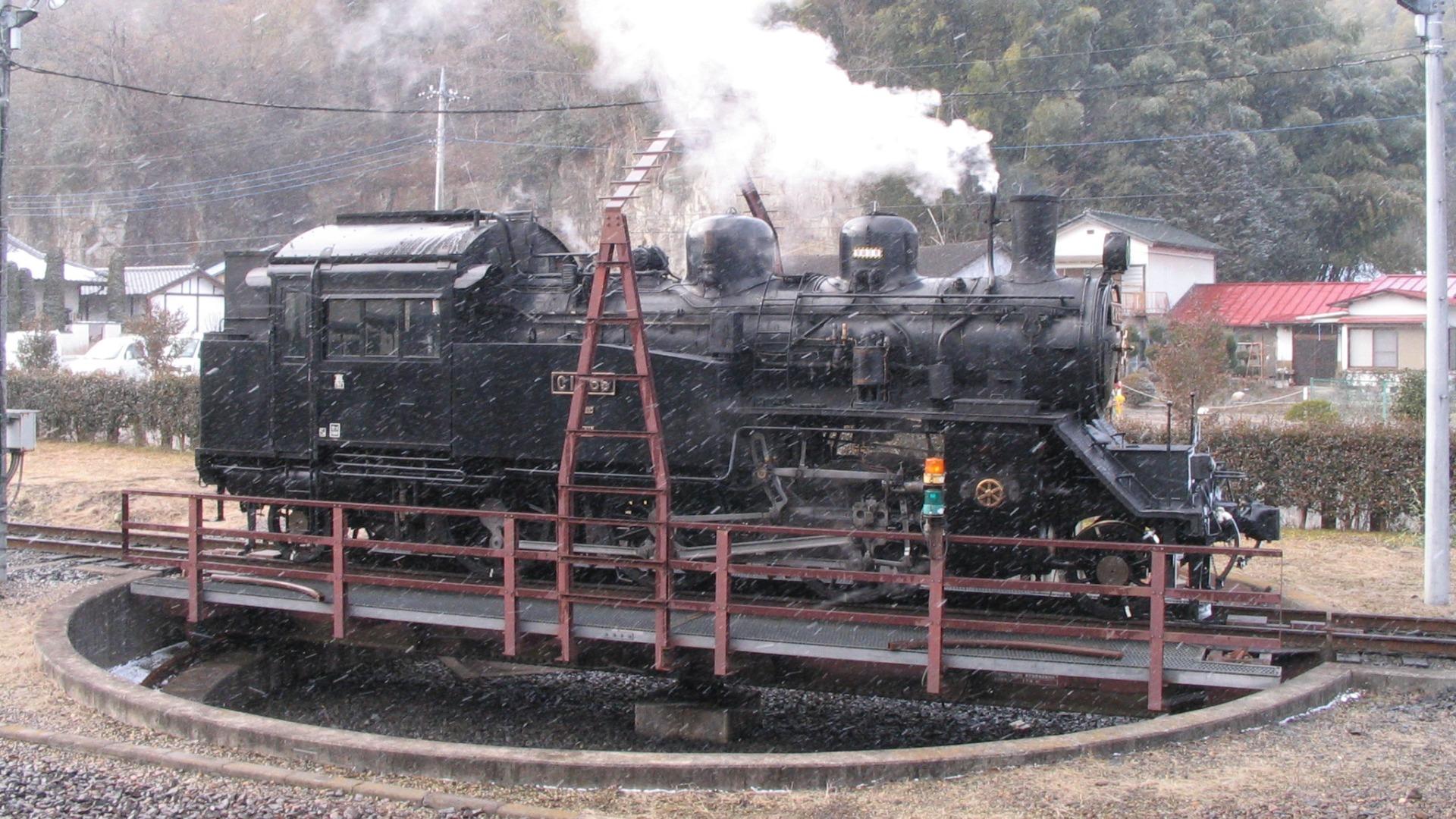 SLもおか号はどこで向きを変える？ 終点・茂木駅で行われる「転車台の