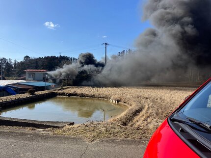 大量の黒煙」2階建ての作業場から出火し消火活動中 宮城・大崎市田尻