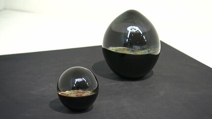 ガラス作家と陶芸家「小孫哲太郎・戸田晶子二人展」 合作も含め約100点