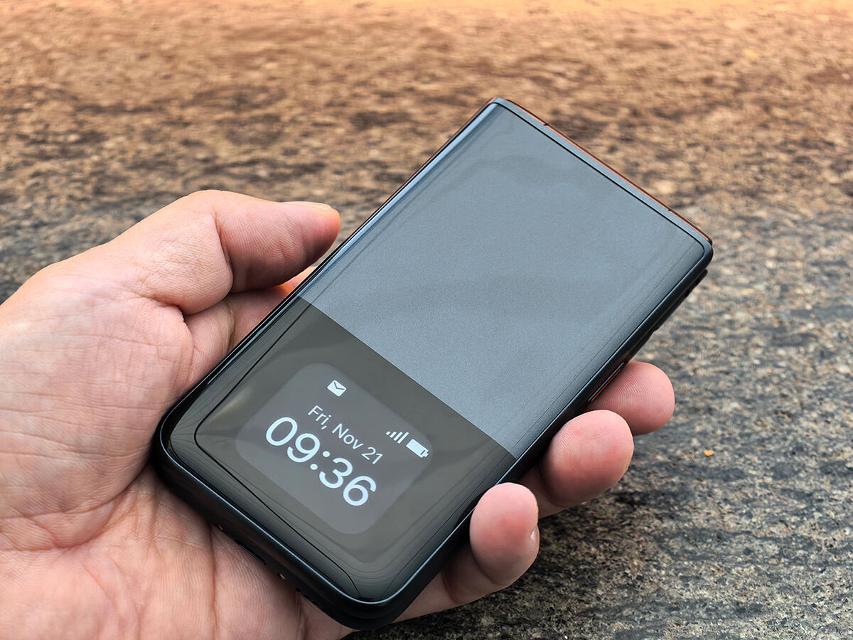 海外モバイルトピックス(434) 充電台もある韓国ALTのガラホ「STYLE