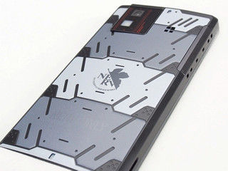 ドコモ、「SH-06D NERV」実機公開 - 話題の