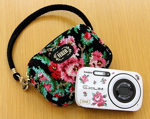 華やかなリアローズ柄のデジタルカメラ&ポーチで春の準備はバッチリ