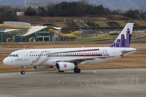 香港エクスプレス、特別塗装機「讃岐うどん」号披露--搭乗者にはうどん