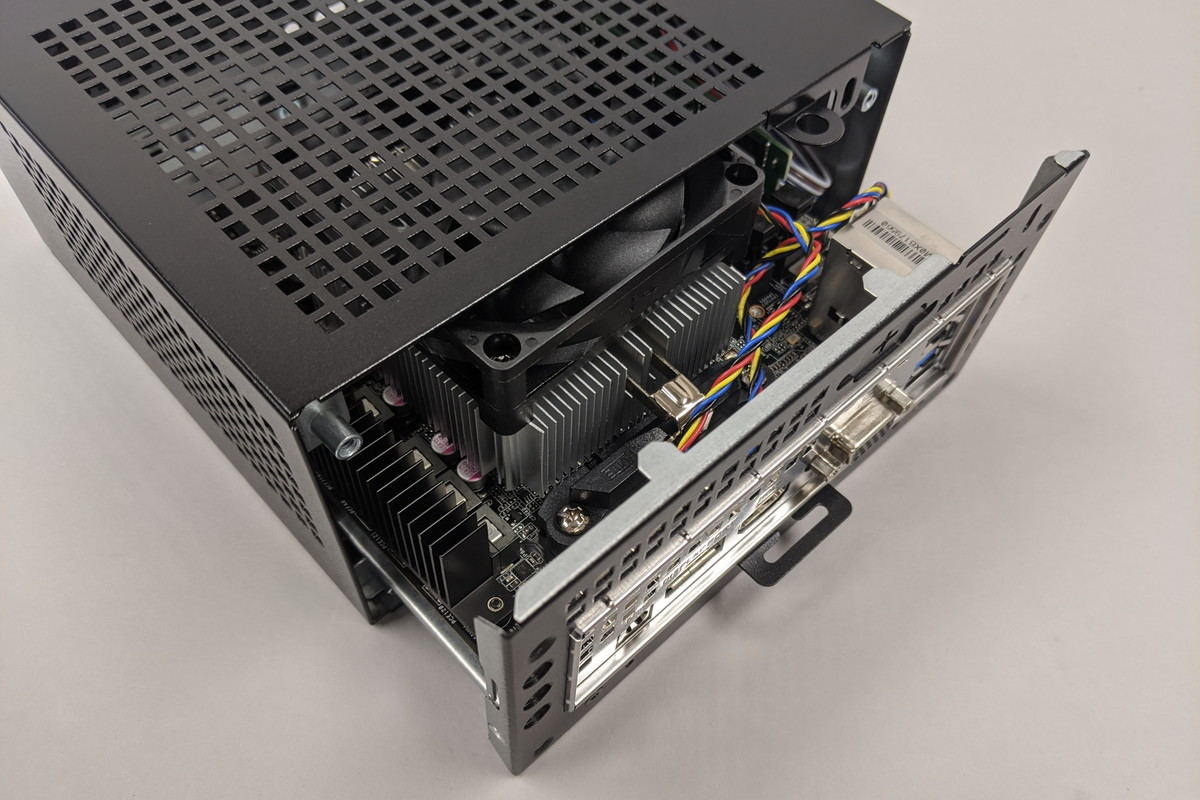 デスクトップ版Renoir搭載小型マシンの大本命 ASRock「DeskMini X300