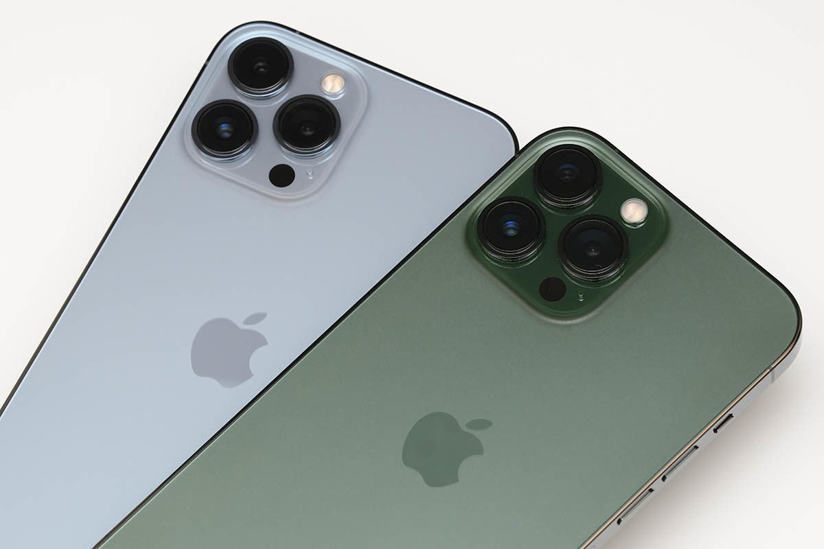 iPhone 13シリーズの新色「グリーン」を入手！ 深みのある色合いが魅力