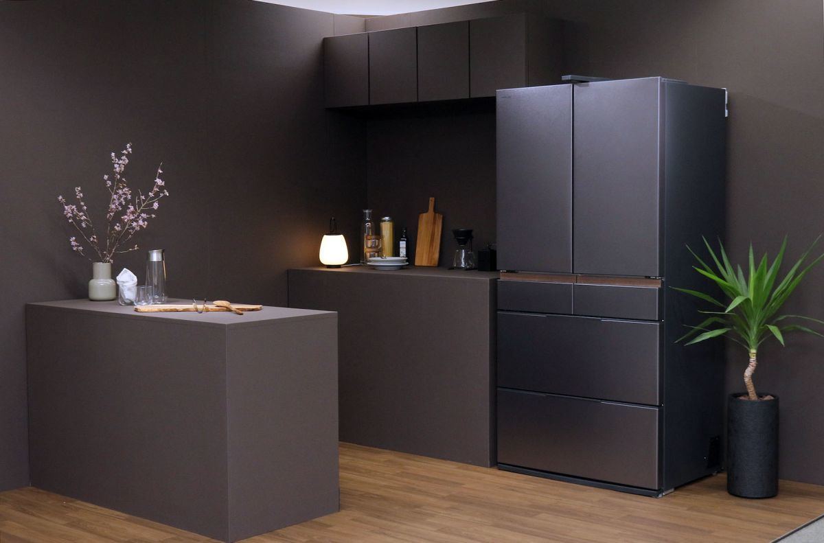 670Lなのに奥行き浅め、家具調デザインも魅力的な日立のカメラ付き大型