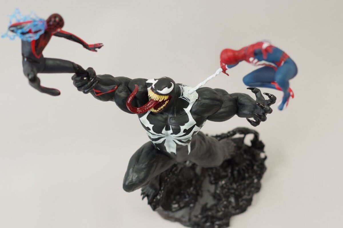 豪華版「コレクターズエディション」のヴェノムフィギュアを見ながら