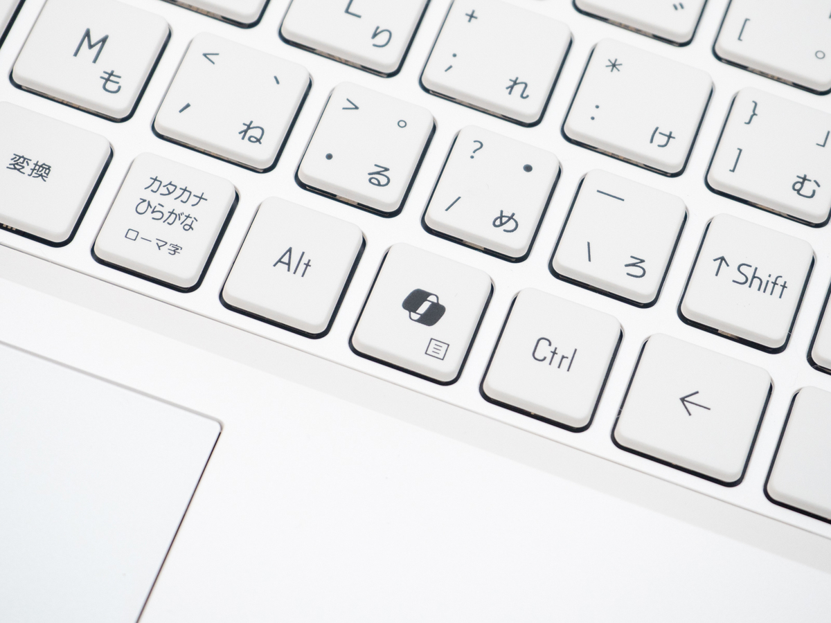 ミルキーホワイトの筐体が新鮮！ メモリたっぷりで動画編集も快適な高