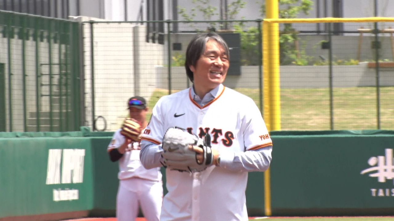 松井秀喜さんが巨人の2軍新球場で始球式 1バウンドに「ああ～」元同僚