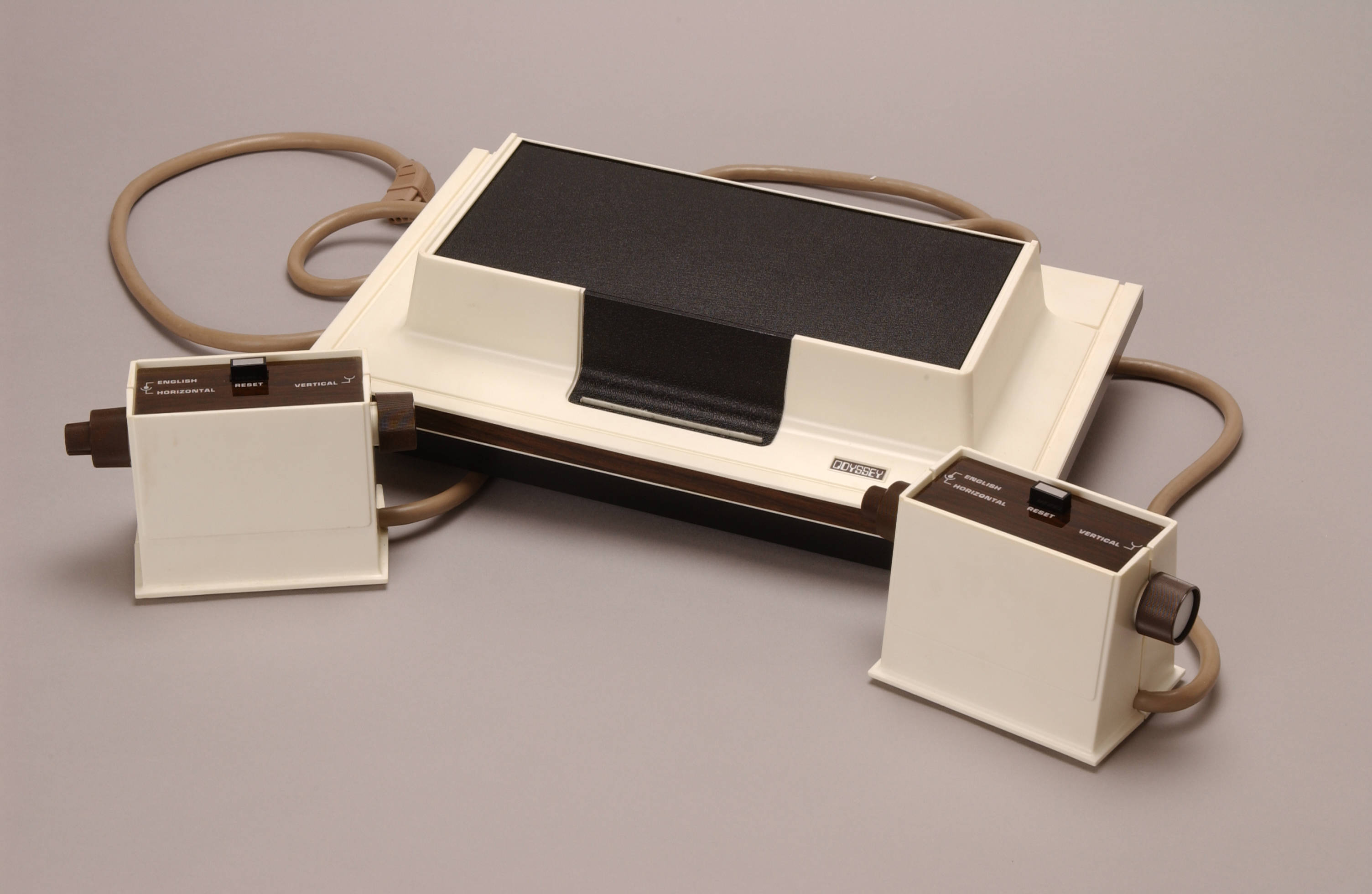 世界初の家庭用ゲーム機は、プレイヤーが画面にフィルムを貼り付けて