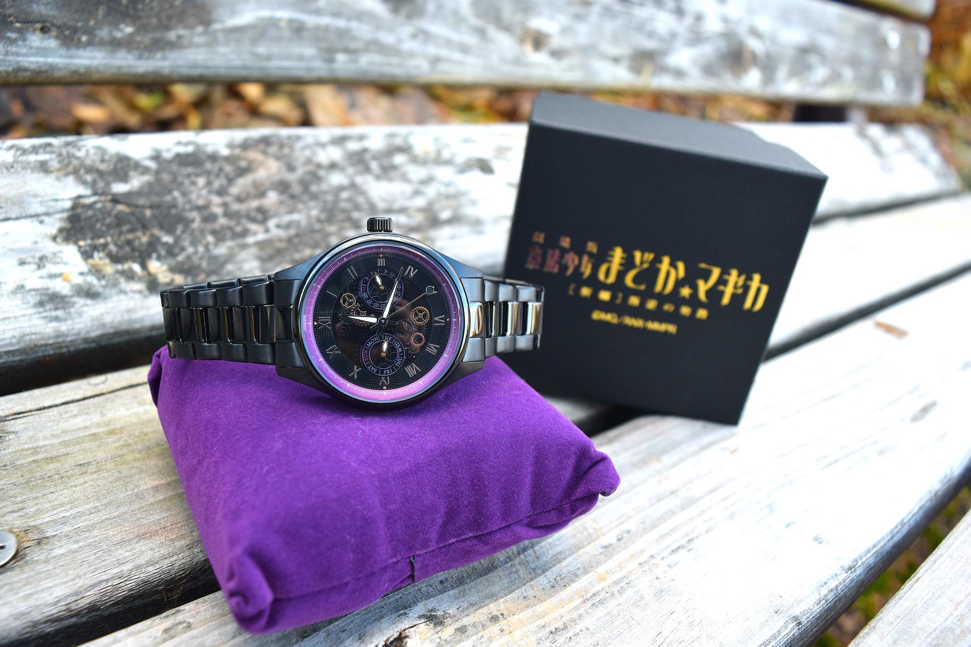 この腕時計（とき）を、待ってた……。妖しい魅力を持つ『劇場版 魔法