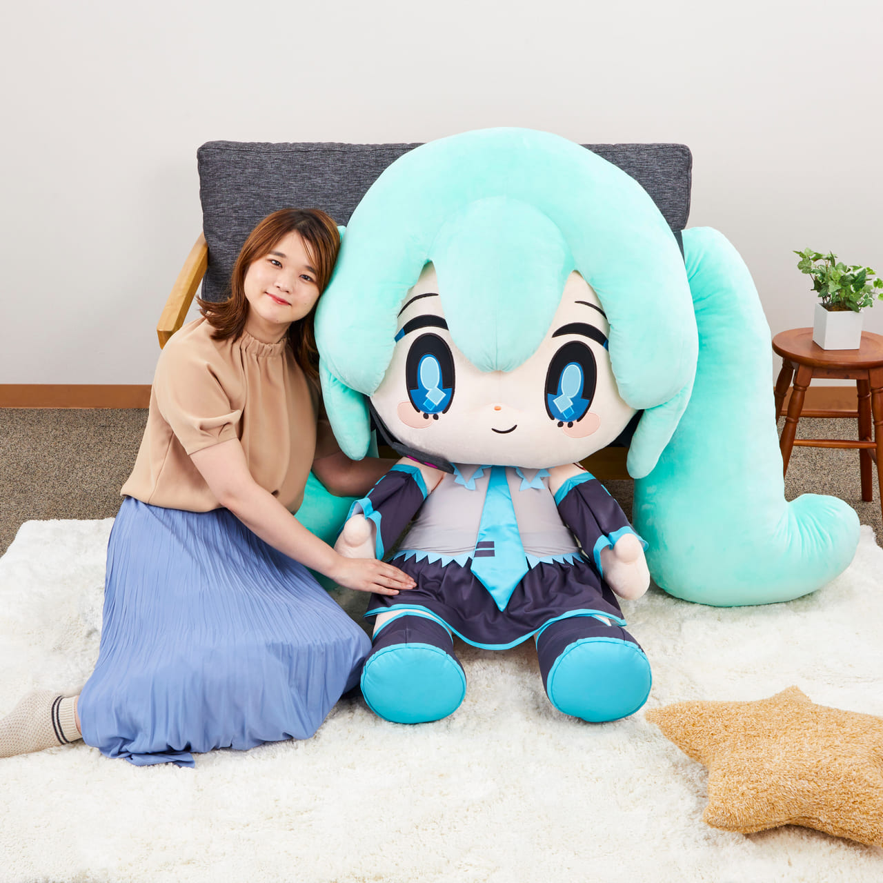 初音ミク」の超特大ぬいぐるみが発売決定。高さ約92cmで幅約102cmの
