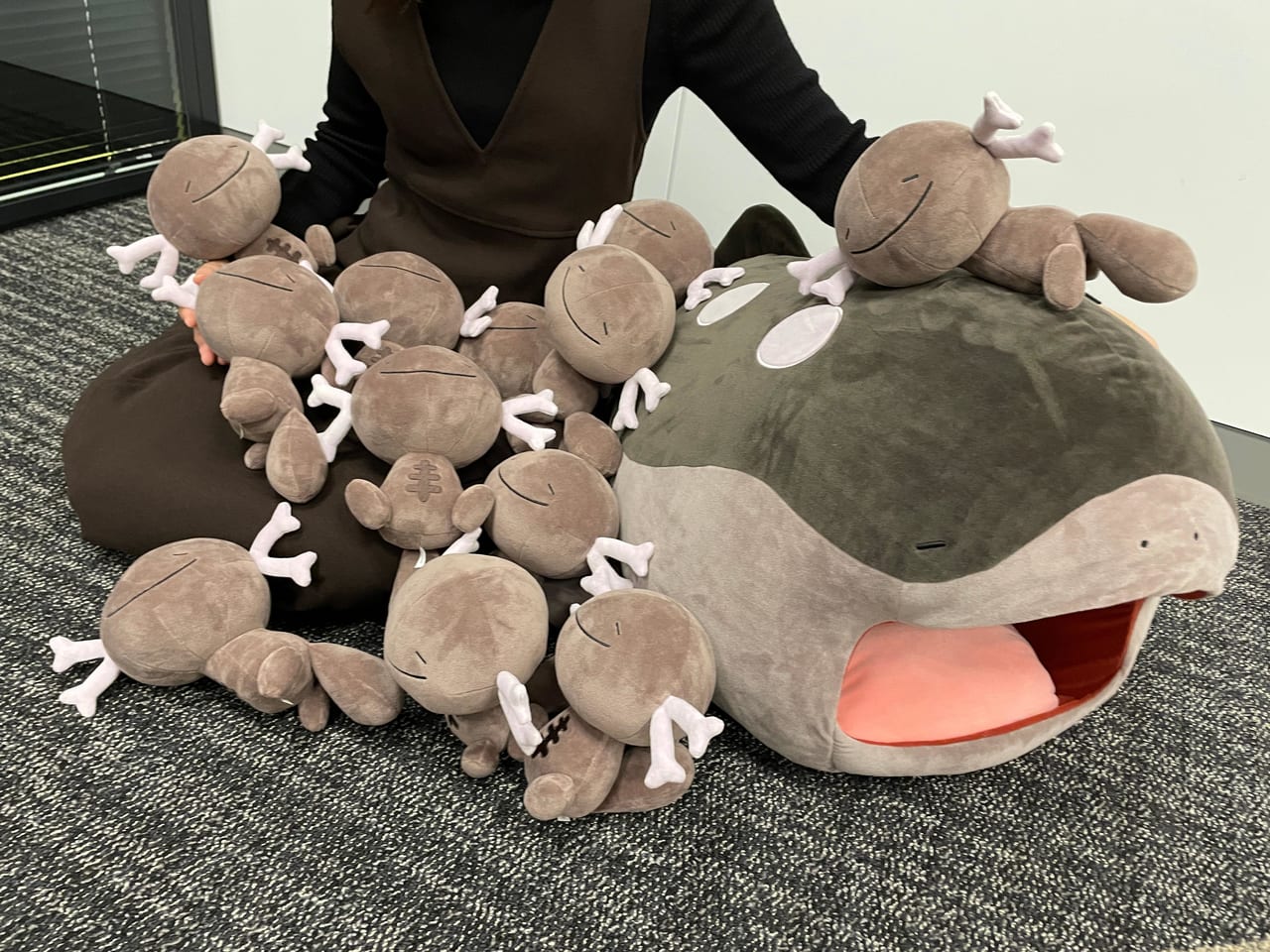 巨大な「ドオー」のぬいぐるみが予約受付中。30匹のウパーが付属