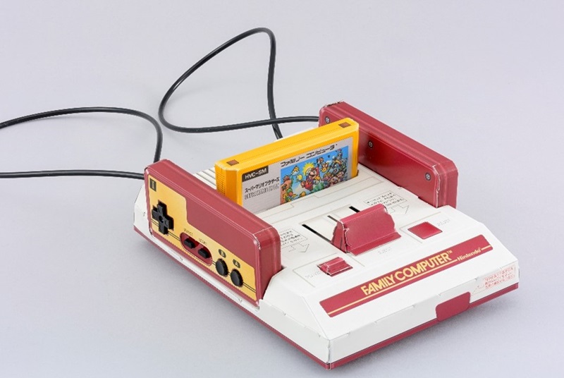 紙で作る1/1サイズファミコンが付いてくる「ファミコン四十年生」の