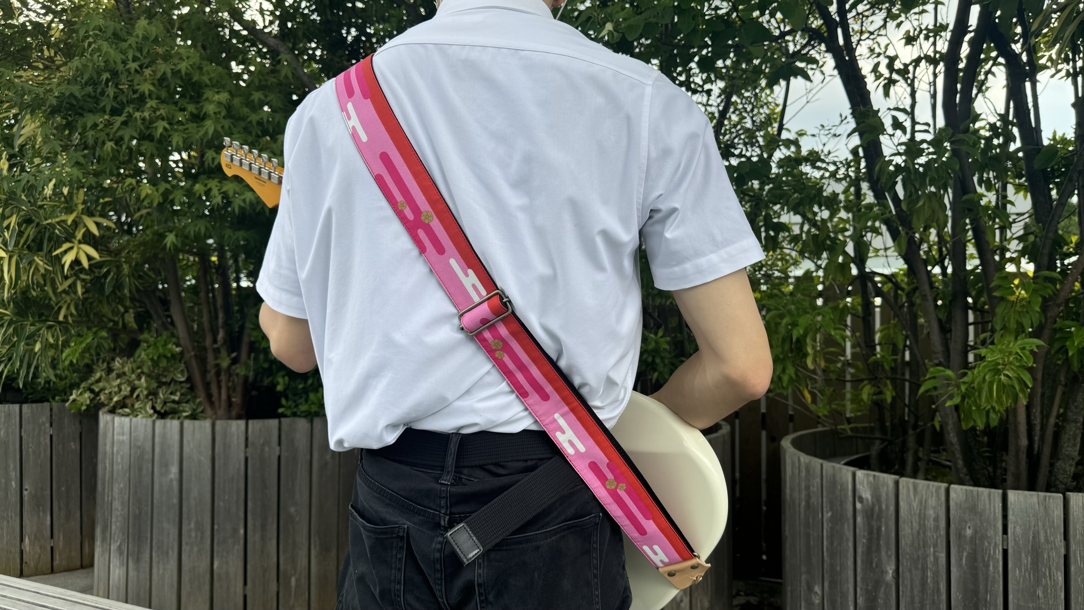 ふりかけの「ゆかり」からギターストラップとピックが登場