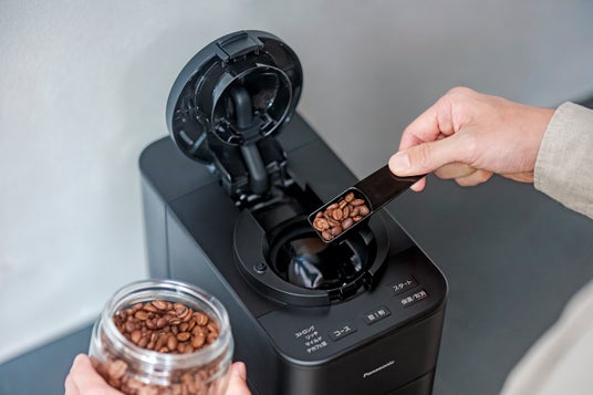 手軽に挽きたてのおいしさを楽しめる、コンパクトな全自動コーヒー