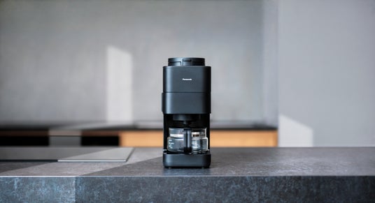 手軽に挽きたてのおいしさを楽しめる、コンパクトな全自動コーヒー