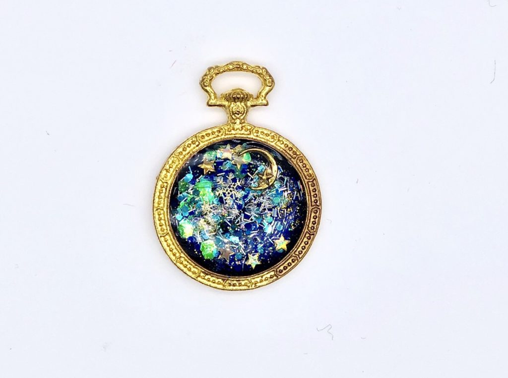 レジン宇宙塗りでSNS映えする神秘的でかわいいレジンアクセサリーに