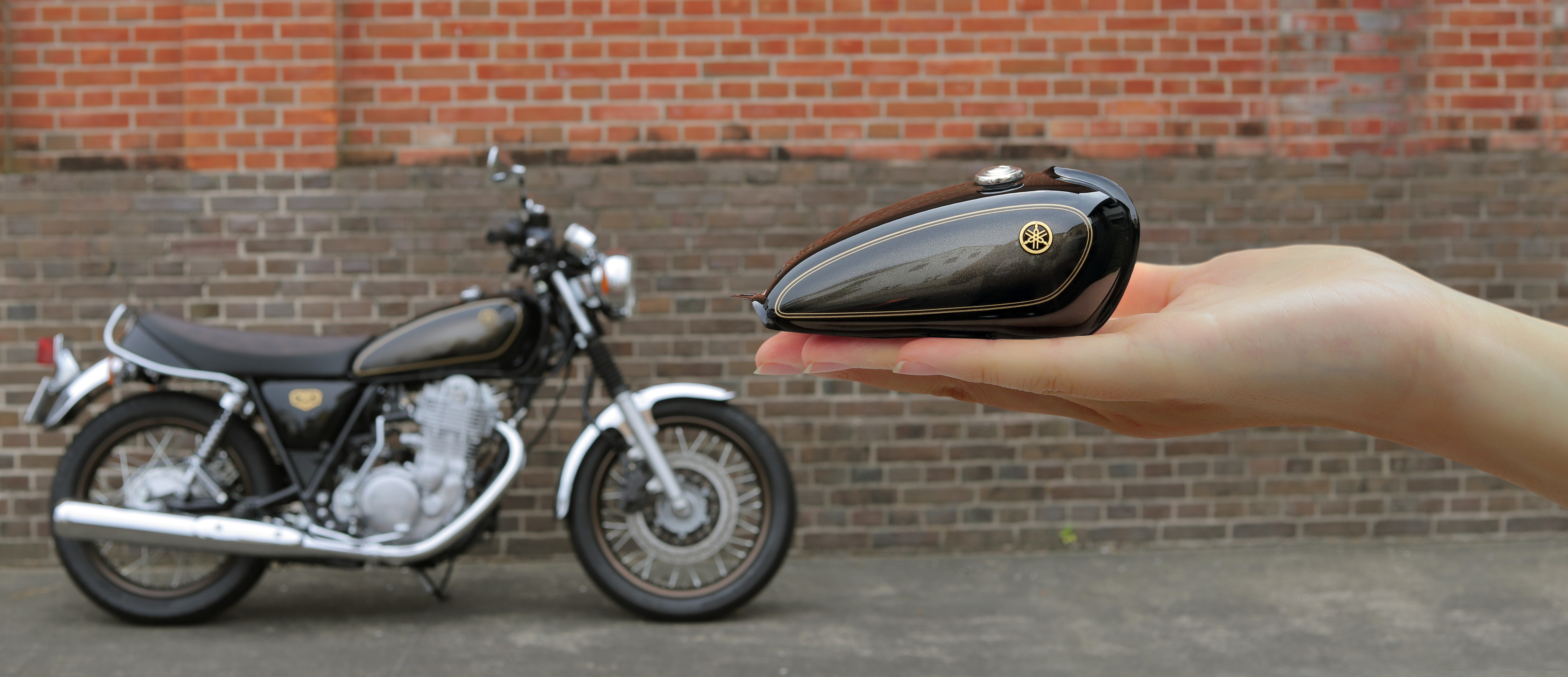 SR」の美しいタンクを永遠に ― 超精巧1/6スケール「SR400ミニチュア