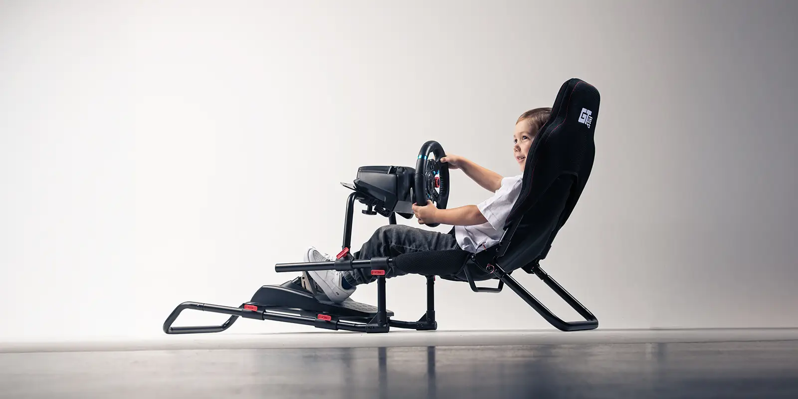 Next Level Racing®、GTLite Juniorシミュレーターコックピットを発表